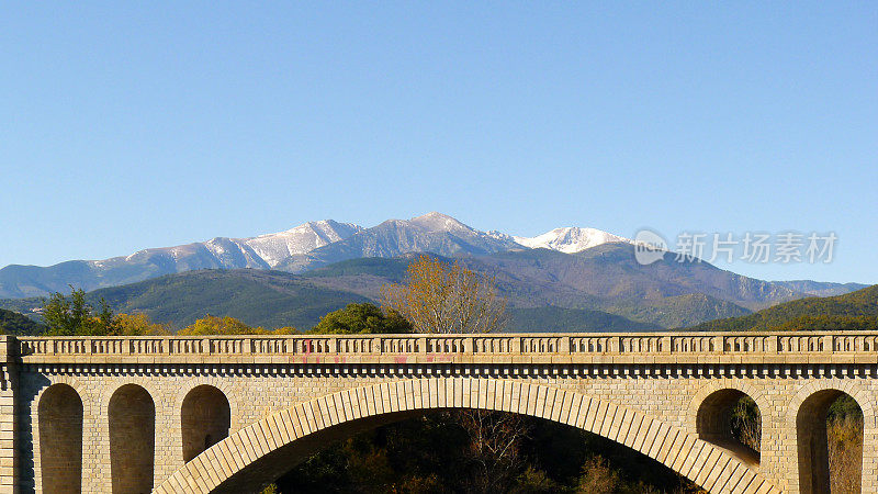 Canigou山与铁路高架桥