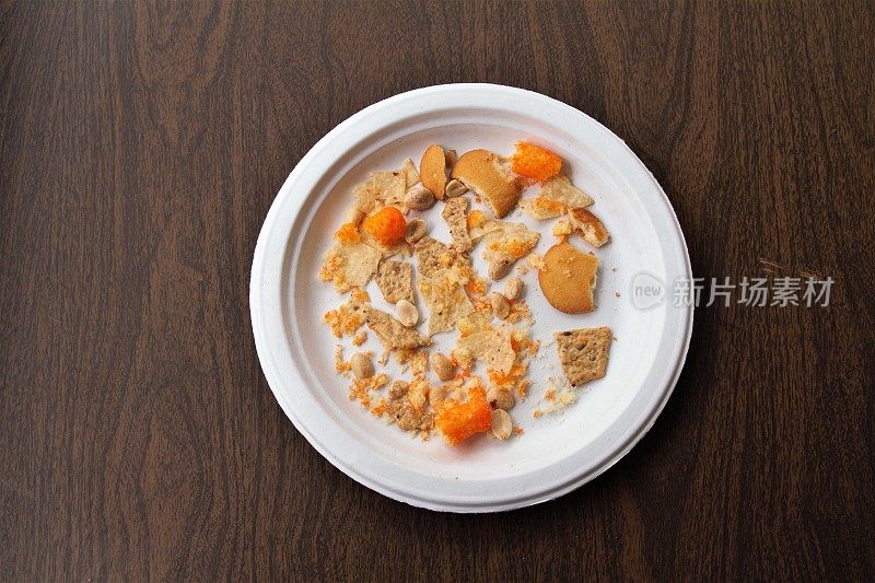 纸盘上聚会零食的残余