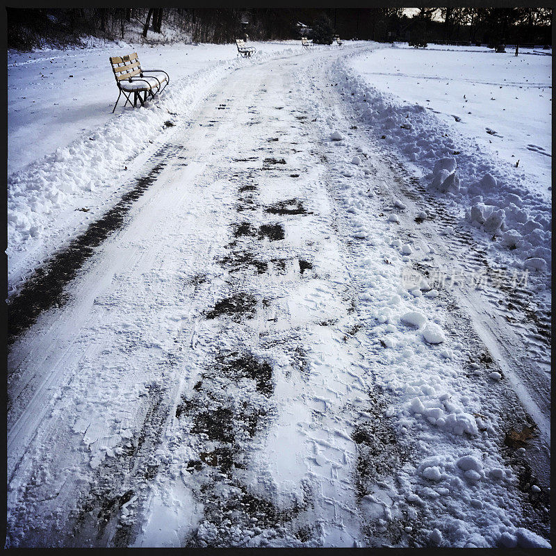 公园里新铲的雪