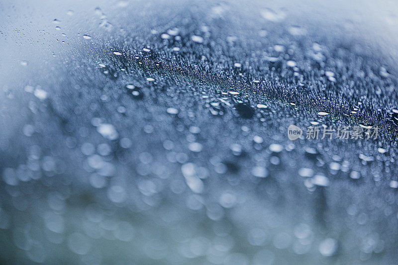 在一个夏天的一天，雨从挡风玻璃的背景。