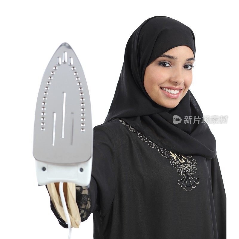 阿拉伯家庭主妇，微笑着拿着熨斗