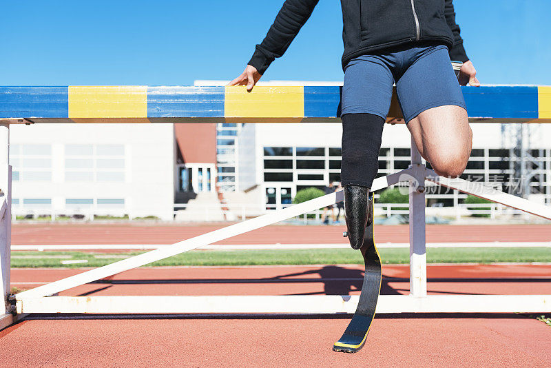 残疾人运动员用假肢伸展四肢。