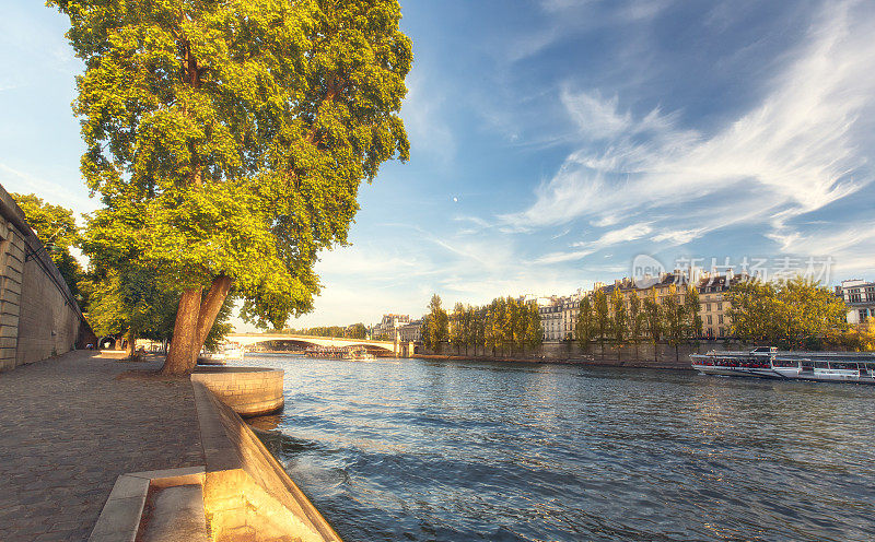 法国巴黎塞纳河的风景，在白天从一个码头