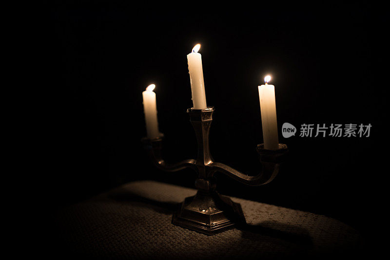 古色古香的烛台，在夜里点着蜡烛