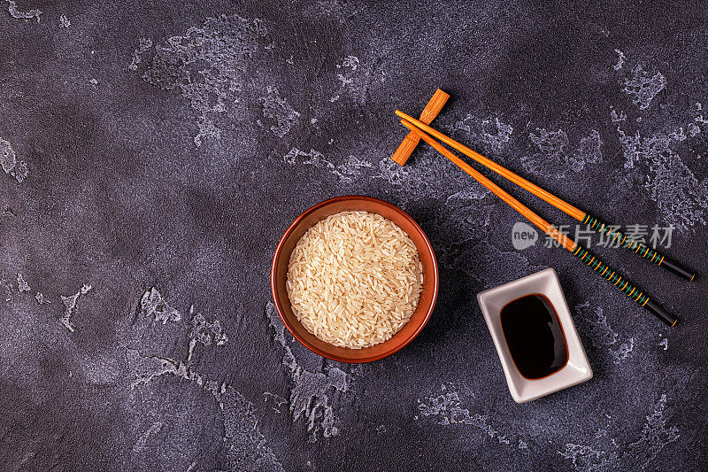 米饭在碗和木筷子。