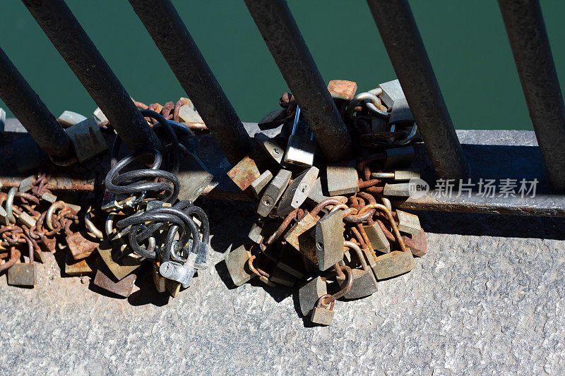 意大利帕维亚:桥上生锈的爱情挂锁(特写)