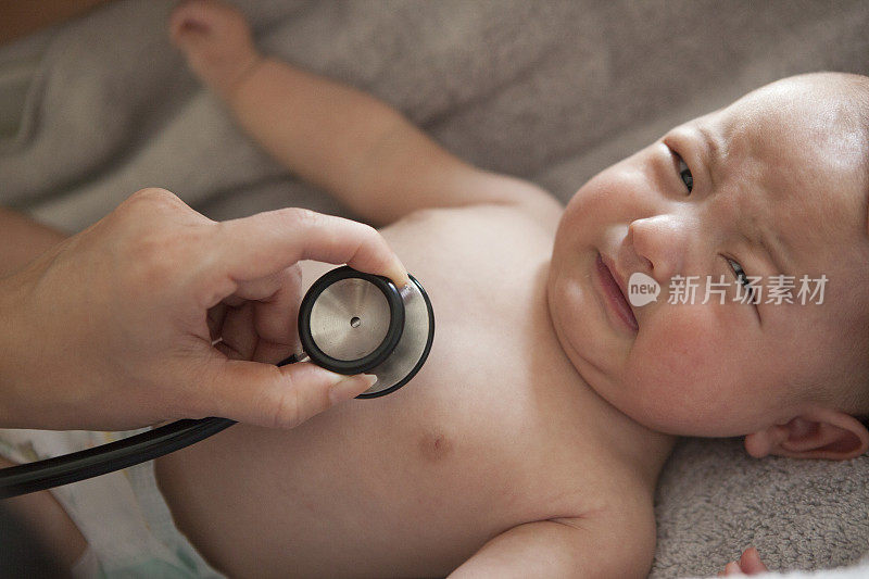 婴儿在听诊器中听到心音。