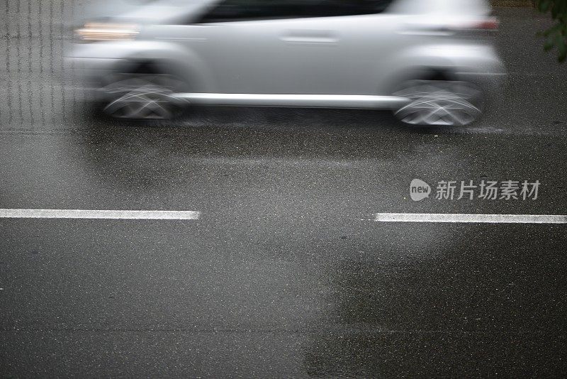 倾盆大雨时汽车在路上行驶