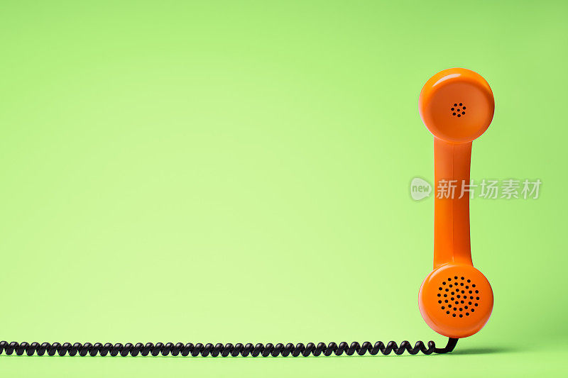 电话在绿色背景上的复古风格。