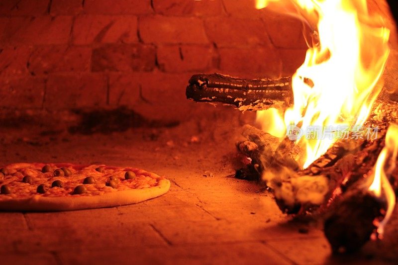 在砖石烤箱里做披萨