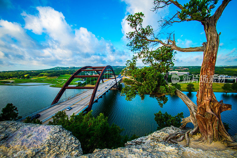 Pennybacker桥在日出在奥斯汀，德克萨斯州或360桥俯瞰经典角度与树与蓝色城镇湖