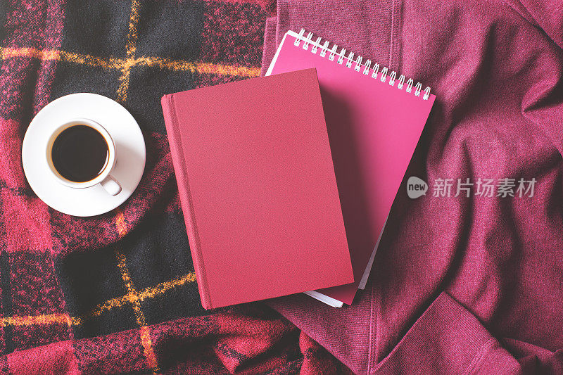 笔记本，书，咖啡和格子呢