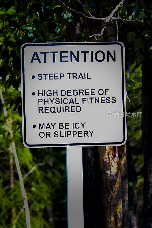 一个带有附加警告的注意陡峭小径标志