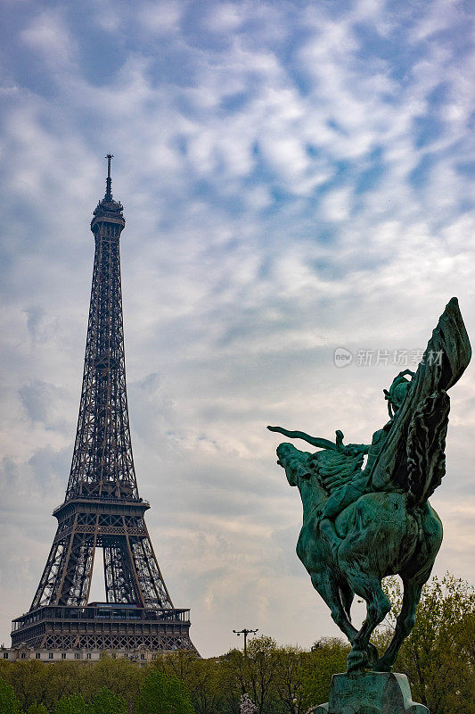 多云天空下的巴黎埃菲尔铁塔和骑士雕像
