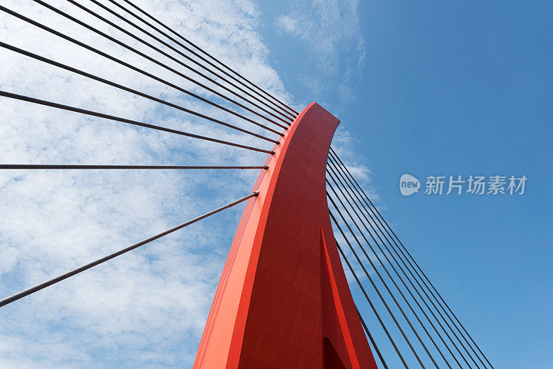 红色电缆桥对蓝色的天空