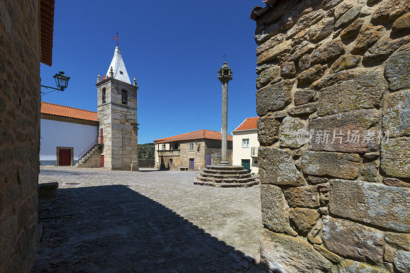 葡萄牙历史村庄门多卡斯特洛中心广场的景色，里面有教堂和颈手枷