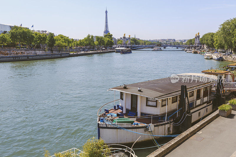 巴黎的塞纳河和埃菲尔铁塔