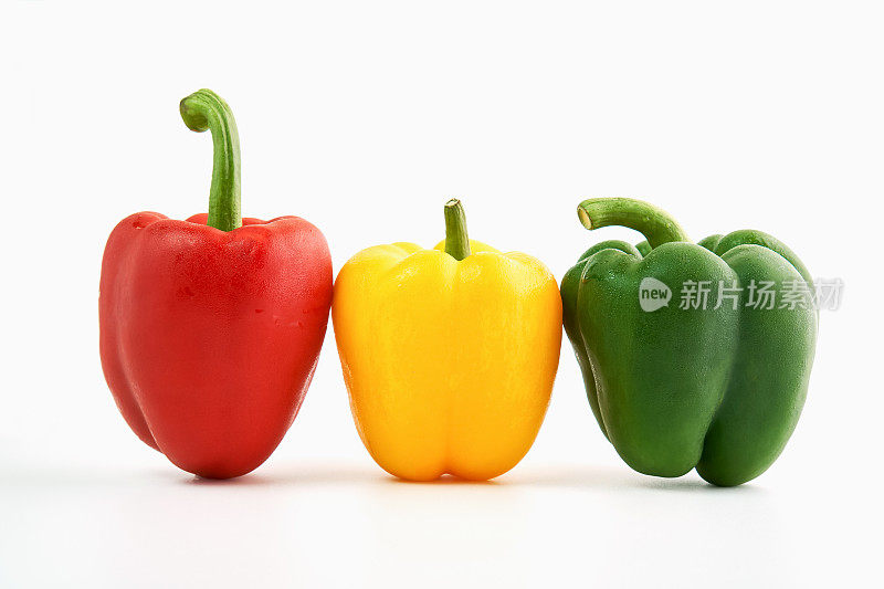 甜椒是一组白色背景上的多种颜色。