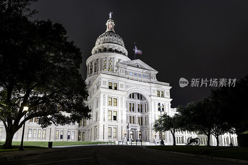 奥斯汀的德克萨斯州国会大厦在夜晚被照亮