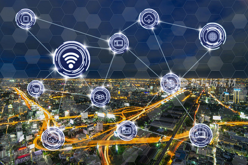 以曼谷夜景为背景，以科技商业物联网概念，通过高速公路无线通信连接智慧城市物联网技术