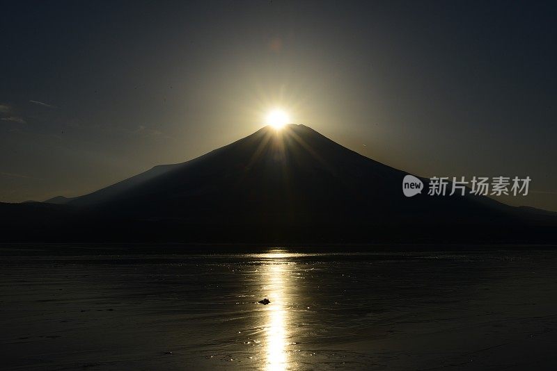 富士山钻石:日落在富士山，山中湖