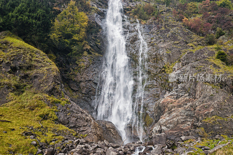 瀑布在欧洲阿尔卑斯山，意大利