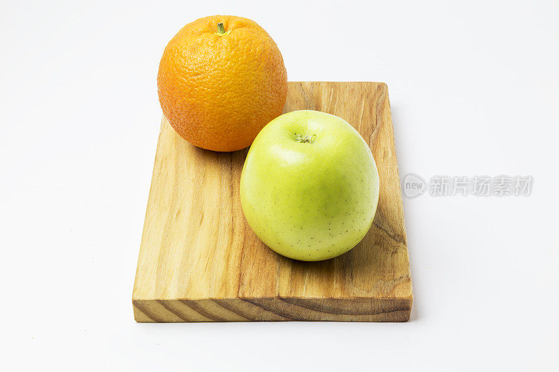 橘子和苹果放在木板上
