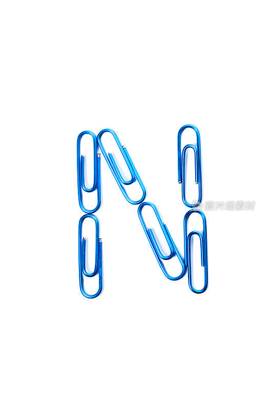 用回形针制成的字母N