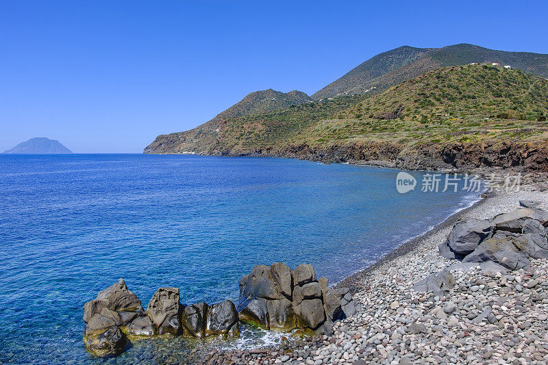 菲利库地的勒庞特海滩，埃奥利安群岛(意大利西西里岛)的一个岛屿。