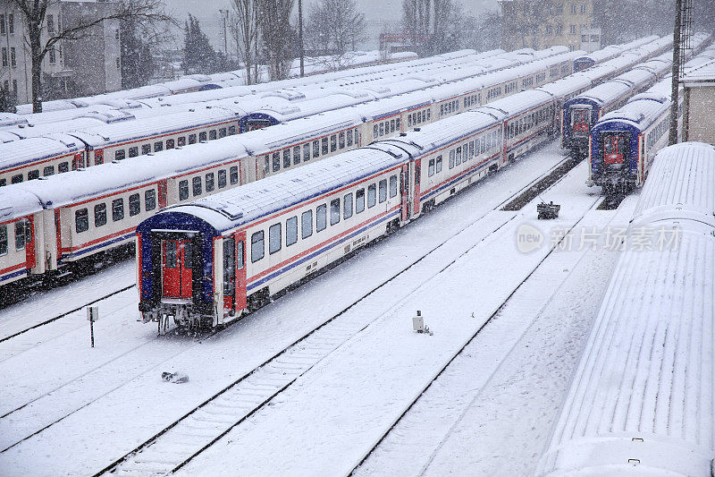 从高处俯瞰被雪覆盖的火车站和铁路