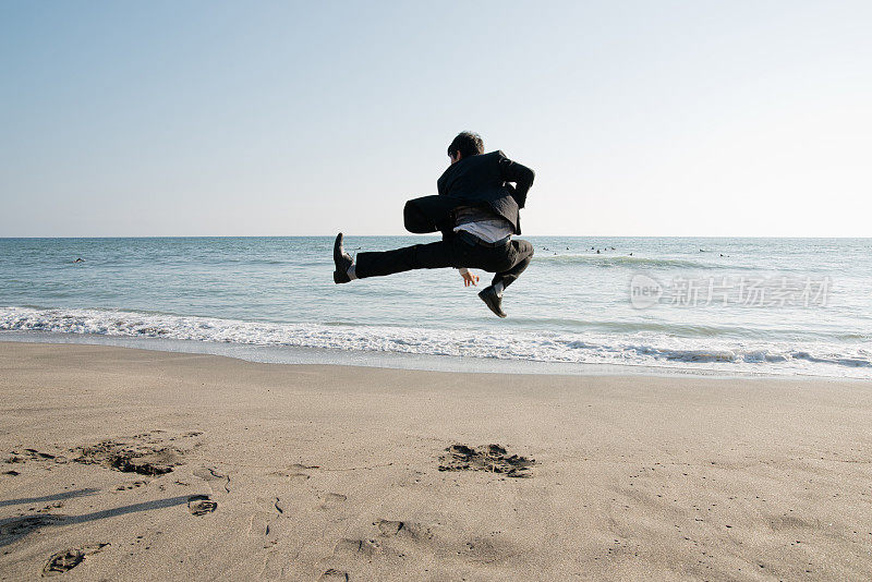 海滩上的跳跃商人:逃离日常生活