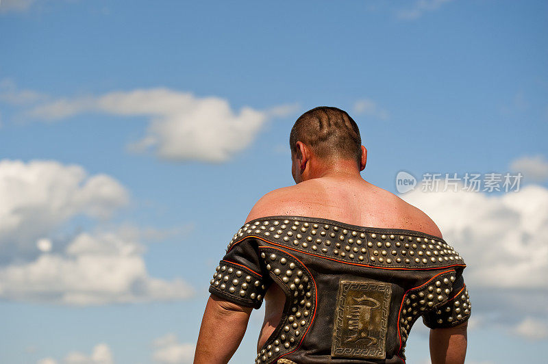 强壮的蒙古摔跤手的背部