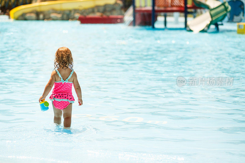 小女孩在游泳池里玩