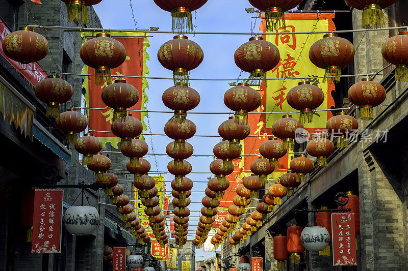 中国新年灯笼在中国小镇，北京，首都，庆祝，中国-东亚，