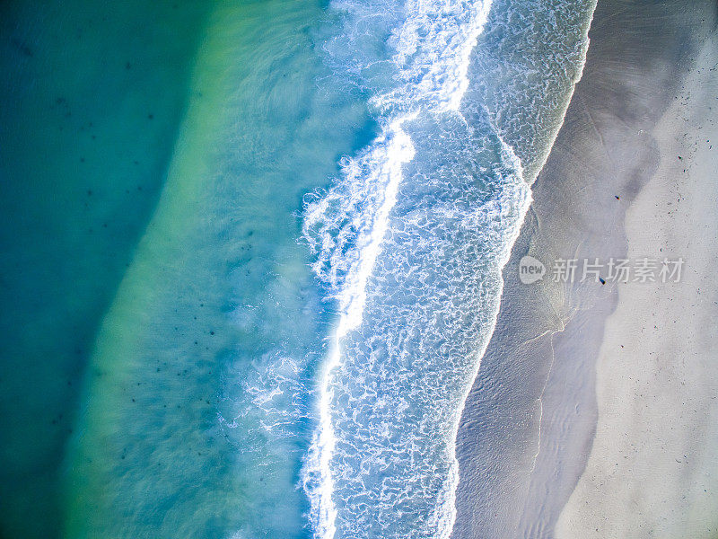 海浪和冲浪的鸟瞰图