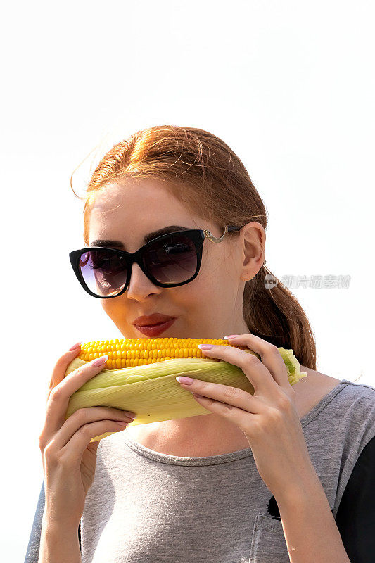 吃煮玉米的女人