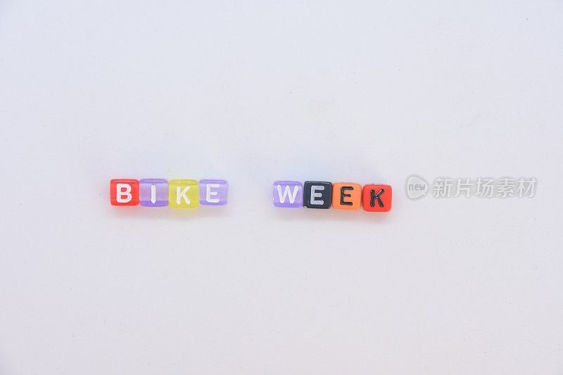 由字母立方体组成的单词自行车周