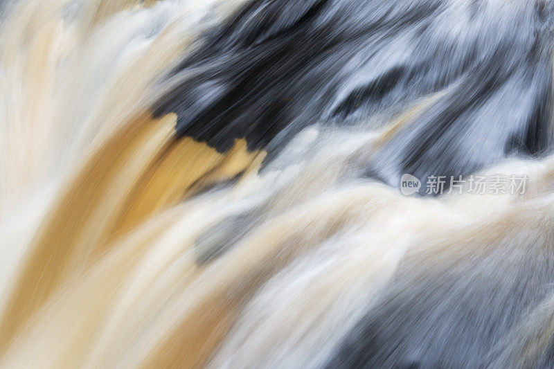 小布什基尔溪的黑岩上的瀑布