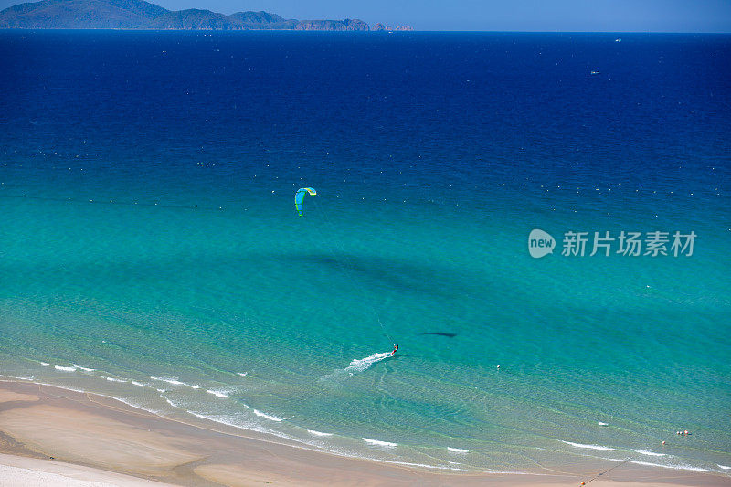 风筝冲浪在热带碧水海滩上从空中鸟瞰拍摄的照片