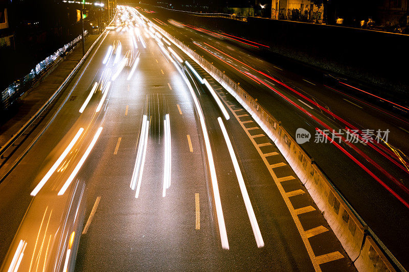 夜间车水马龙。运动模糊了高速公路上的汽车在大城市。