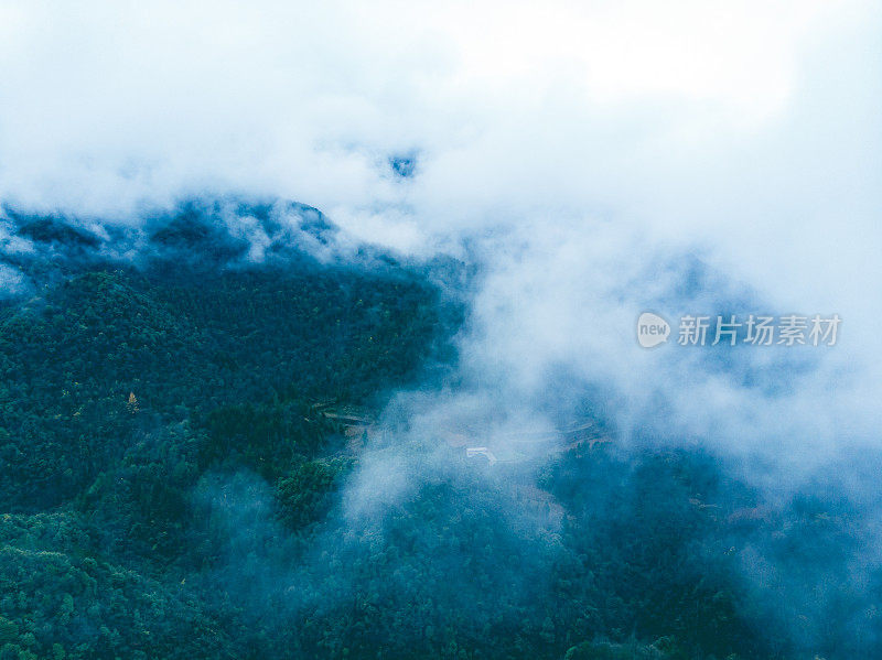 山上有雾，下雨天