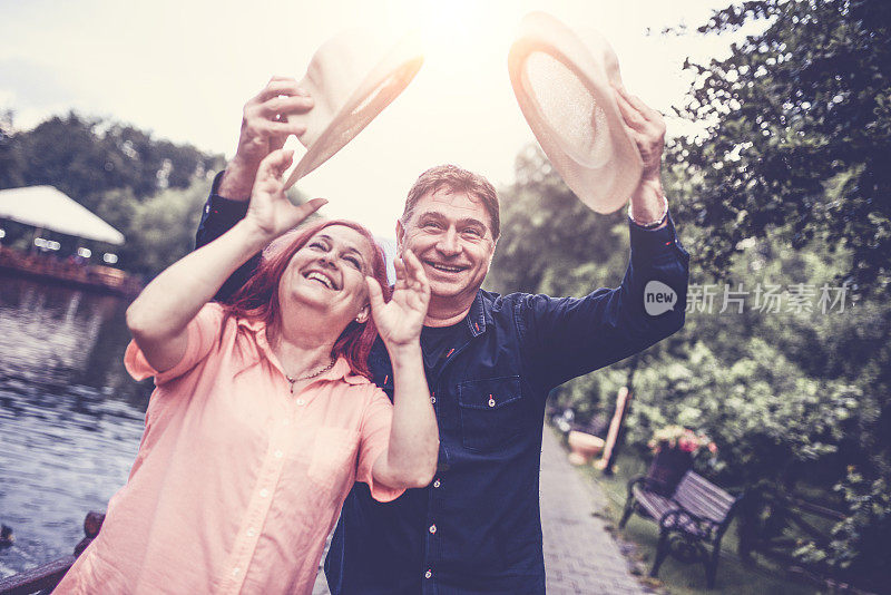 已婚成熟夫妇与他们的草帽的乐趣