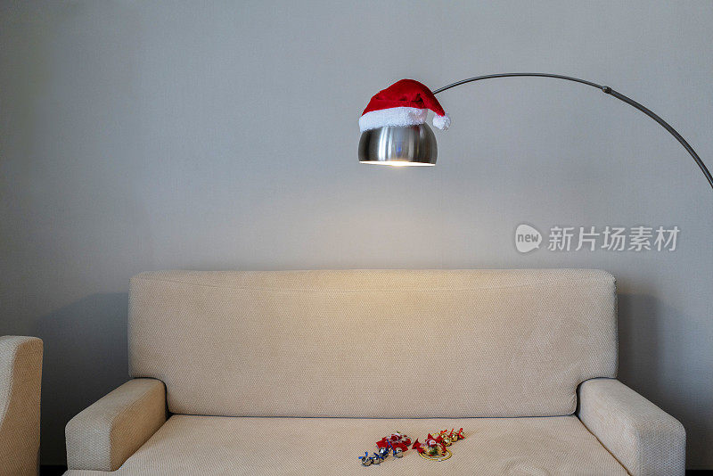 沙发上的圣诞老人帽