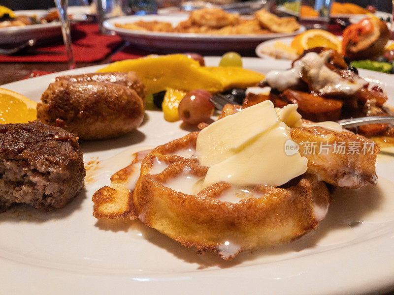 圣诞早午餐假日餐放纵的食物华夫饼沙漠水果鲑鱼和百吉饼