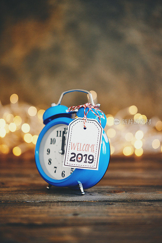 闹钟敲响迎接2019年新年的钟声