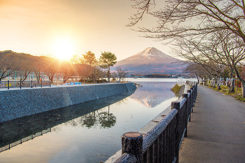 早晨的富士山和川口湖，秋季的富士山在山町。