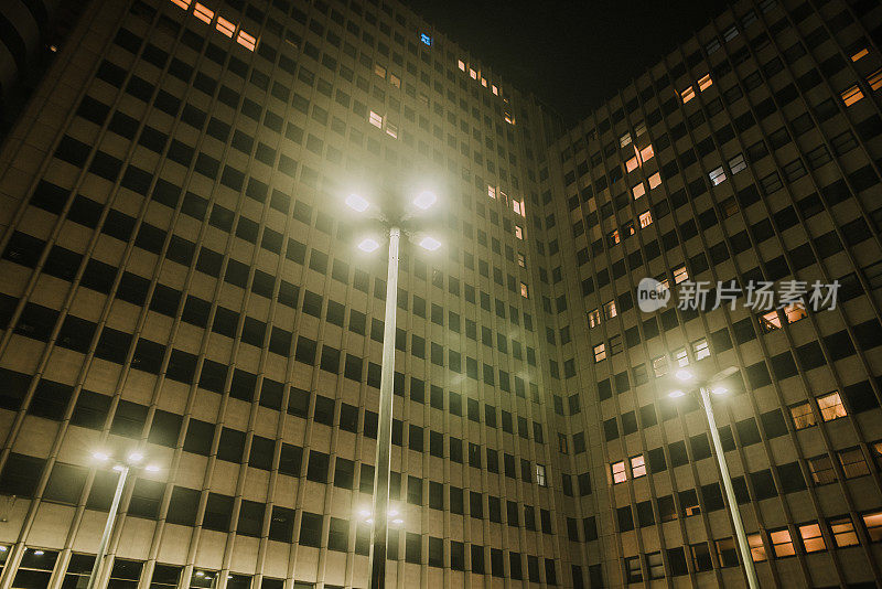 电力-晚上的灯在一个办公大楼的正面