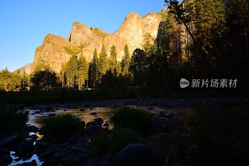 大教堂尖顶和默塞德河，约塞米蒂国家公园