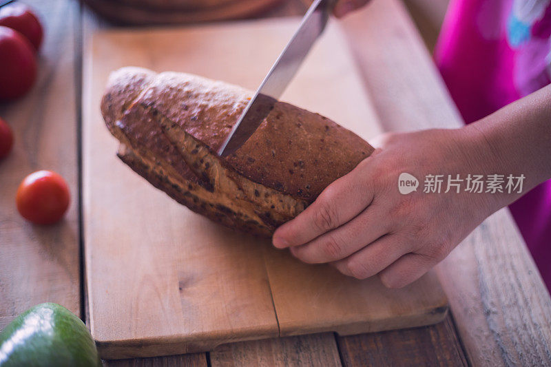 在砧板上切的面包，特写