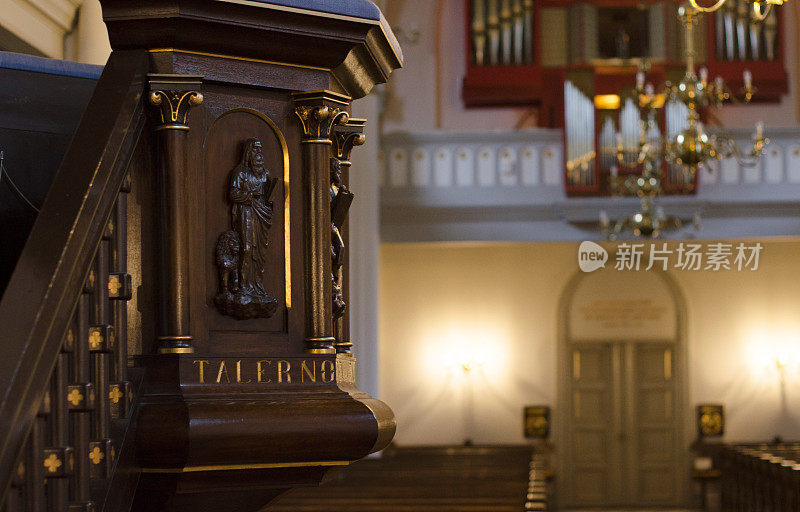 教堂房间前面有木制装饰的讲坛